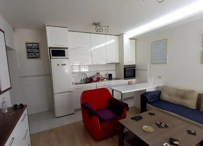 Contemporary アパート